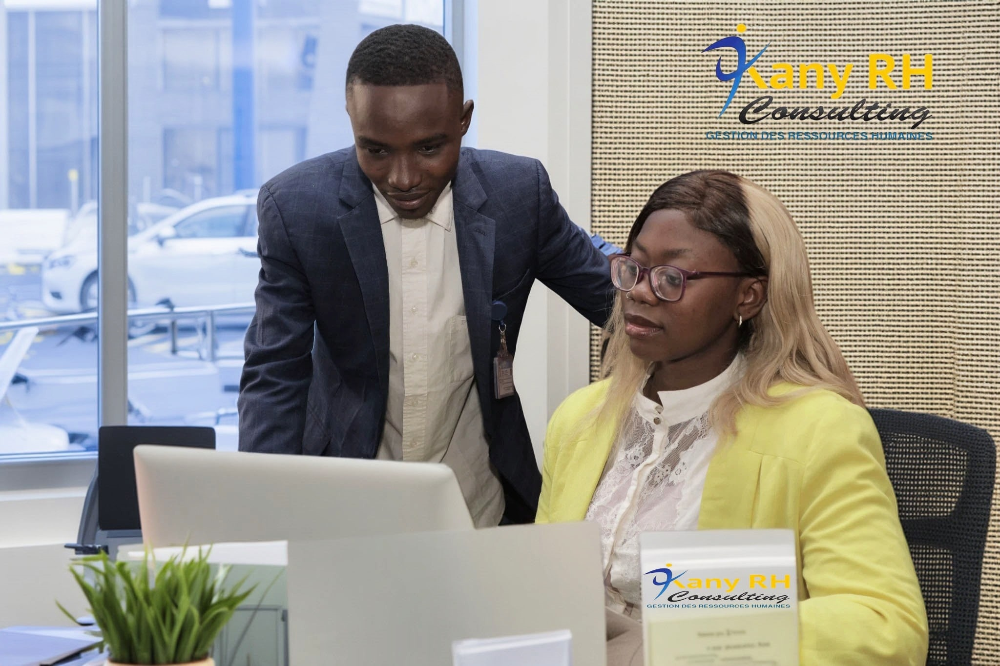 Consultant KANY RH au téléphone